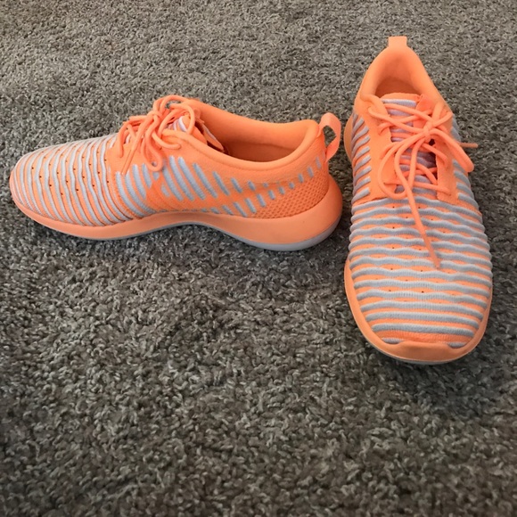 Never worn nike shoes - Picture 2 of 3